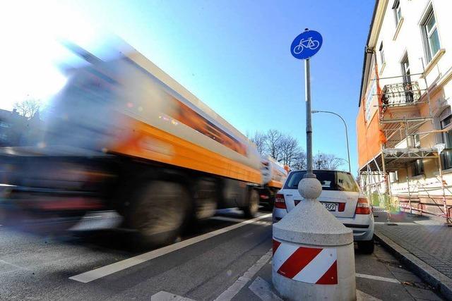 Neue Risse an der Dreisamstraße – Anwohner fordern Tempo 20 für Lkw