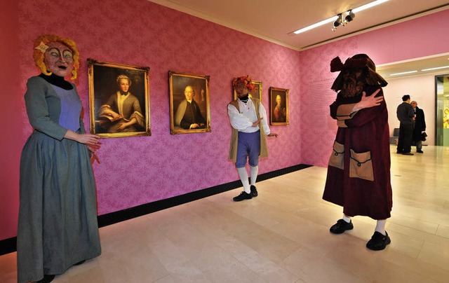 Hingucken und Mitgehen: Menuett in Masken vor pinkfarbener Barocktapete.   | Foto: Michael Bamberger