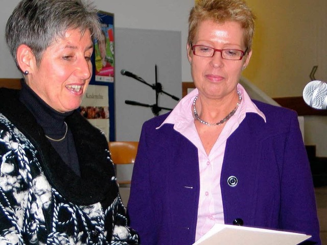 Anita Kermisch (links) berreichte Reg...z die Ernennungsurkunde des Schulamts.  | Foto: schtz
