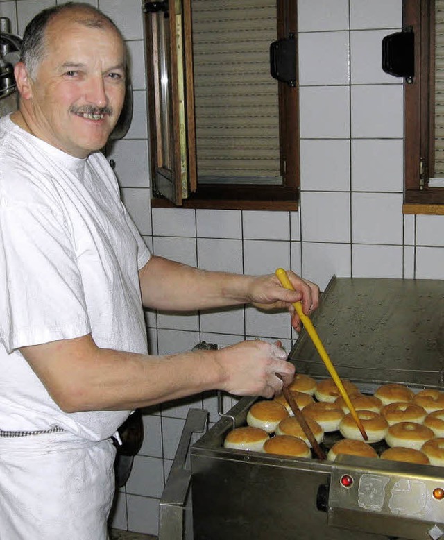 Heinz Bernauer badet die Berliner in h..., jede Seite genau sechs Minuten lang.  | Foto: Moritz Lehmann