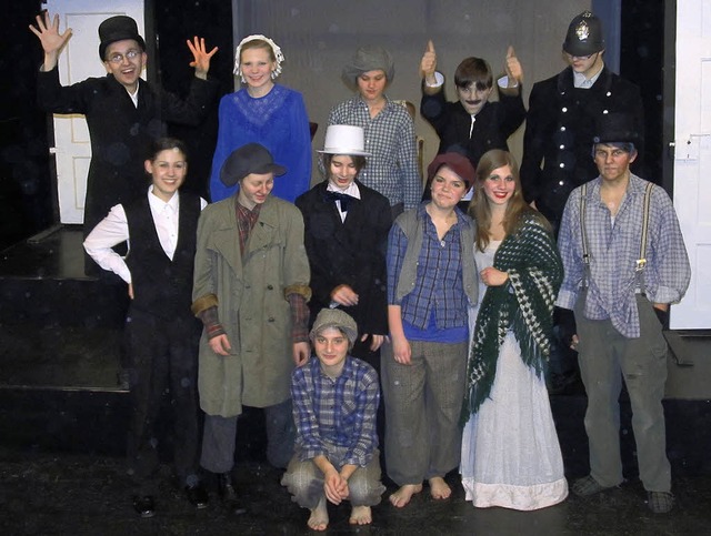 Die Darsteller des Stcks Oliver Twist nach der Auffhrung  | Foto: Rebekka Sommer