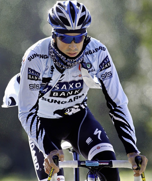 Ob er im neuen Dress auch Rad fahren  darf? Alberto Contador  | Foto: afp