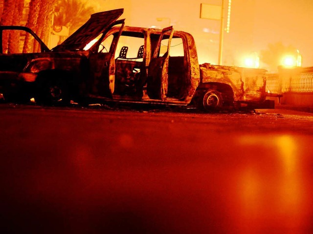 Ein ausgebranntes Fahrzeug liegt in de...zum Samstag auf einer Strae in Kairo.  | Foto: dpa
