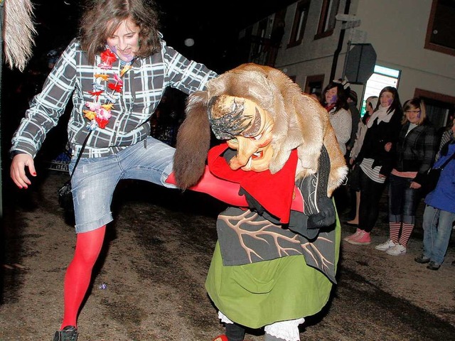 Hoch das Bein! Eine bse Hexe rgert eine Zuschauerin.  | Foto: Heidi Foessel