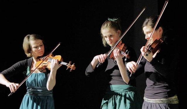 Drei Geigerinnen der Formation Yxalag,... in der Stadthalle in Lahr auffhrte.   | Foto: Christoph Breithaupt