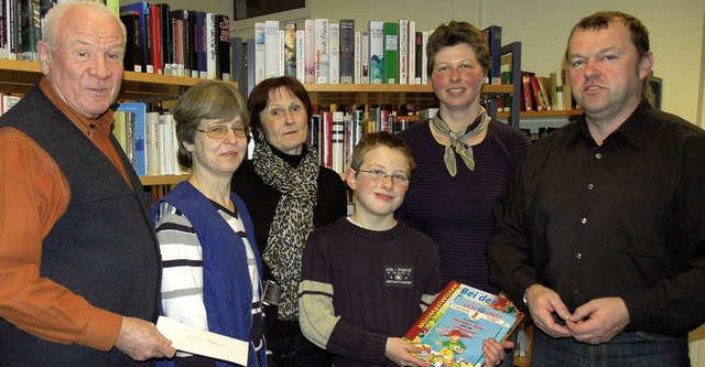 Walter Jost, Johanna Hess, Barbara Fel...Robert Merle berreichen  (von links).  | Foto: Sigrid Umiger