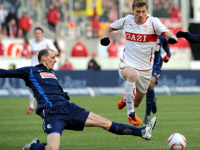 Der VfB Stuttgart am Ball &#8211; und ...211; so wie hier das von Oliver Barth.  | Foto: dpa