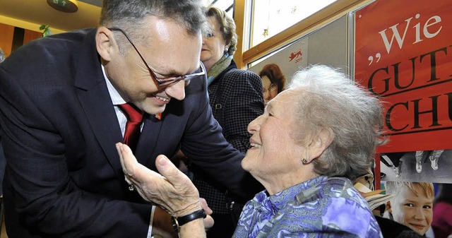 Am Rande des Neujahrsempfangs plaudert...em 95-jhrigen SPD-Mitglied Toni Kist.  | Foto: Bamberger