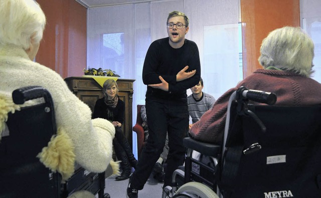 Lars Ruppel macht im Pflegeheim vor, w...etry Slam Eingeschlossenes hervorholt.  | Foto: MIchael Bamberger