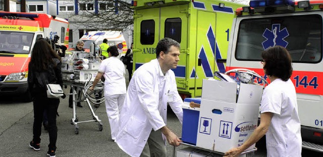 16 Rettungswagen, 15 rzte und ein gro...h ein Bild von dem aufwendigen Umzug.   | Foto: Julia Jacob