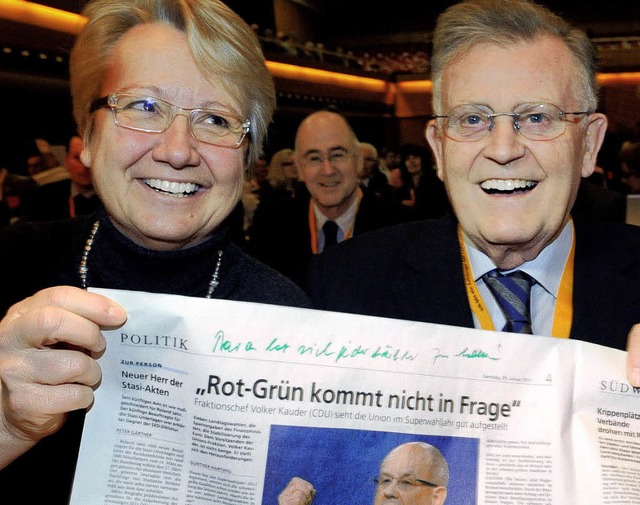 Die Christdemokraten Annette Schavan u...nd  ber die  Schlagzeile gekritzelt.   | Foto: dpa