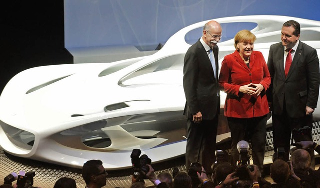 Merkel mit Daimler-Vorstand Zetsche (l...sident Mappus vor einer Designstudie   | Foto: dpa