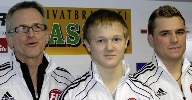 TuS-Trainer Karlheinz Hohler (von link...nge Manuel Wolfer und Sascha Keller.   | Foto: Jochen Dippel