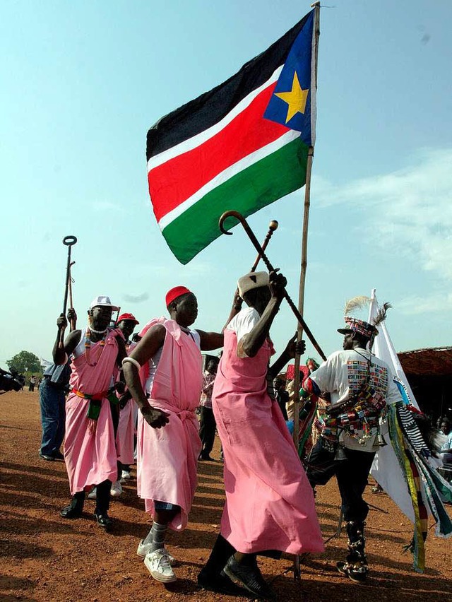 Die Menschen  feiern und schwenken die sdsudanesische Flagge.  | Foto: dpa