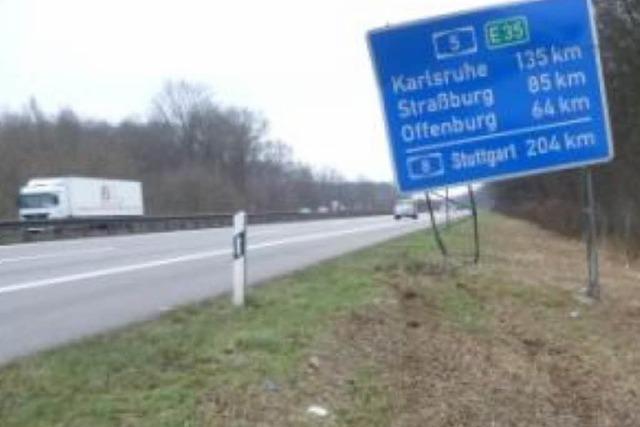 Opel-Fahrer fhrt Autobahnschild um und flchtet