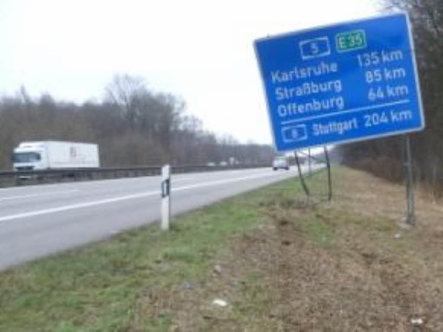 Das demolierte Schild auf der Autobahn A5  | Foto: Polizei