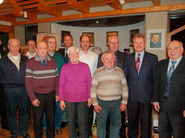 Mehrere langjhrige Mitglieder der WG ...Treue zur Winzergenossenschaft geehrt.  | Foto: Thomas Rhenisch