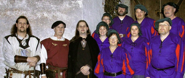 Im historischen Gemuer des Klosters i... Fritz im entsprechenden Outfit vor.    | Foto: Birgit Rde