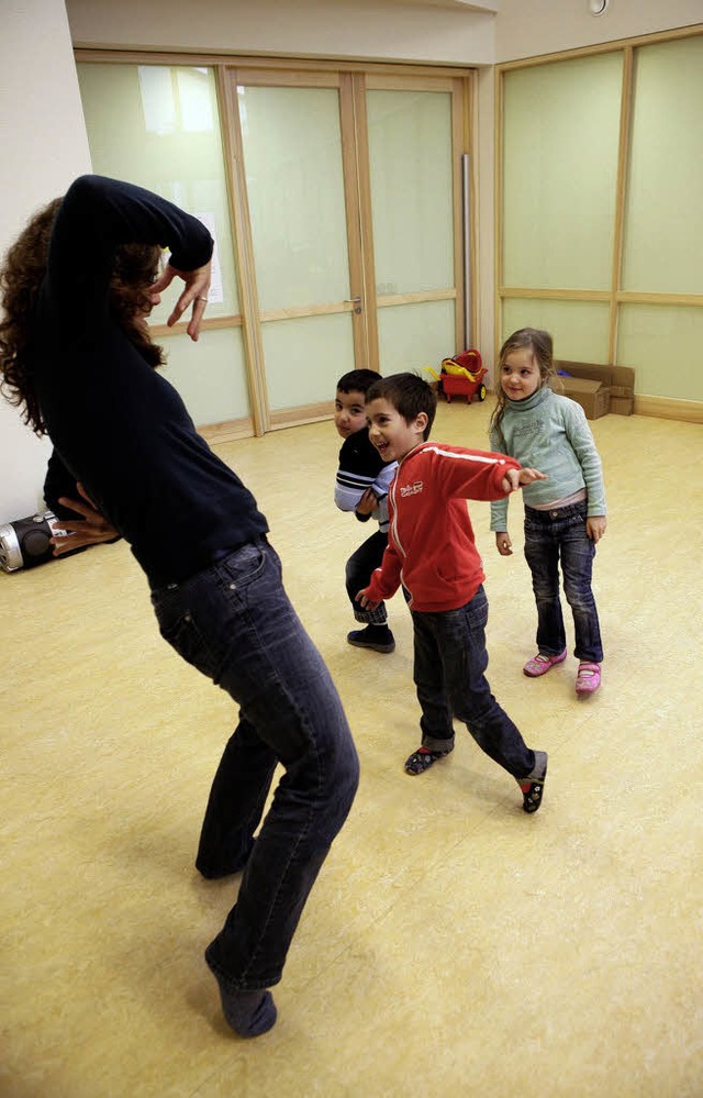 Die Musikpdagogin  Ulrike Kllner mac...r und die  Kinder machen es ihr nach.   | Foto: Christoph Breithaupt