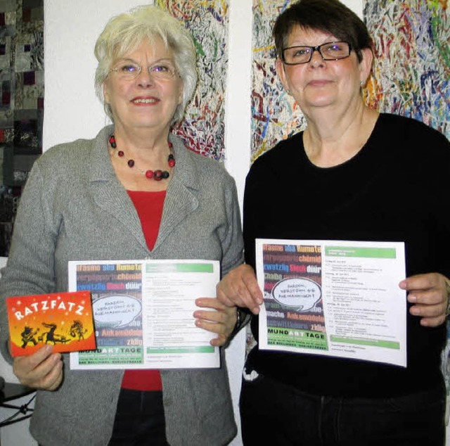 Barbara Wartenberg (rechts) und Cornel...it dem neuen Programm der Mundarttage   | Foto: Jutta Schtz