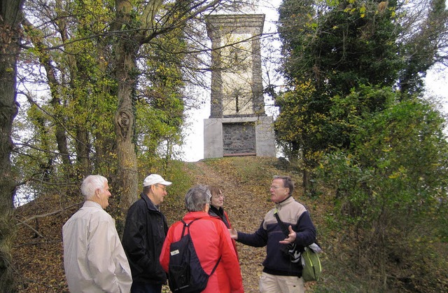 Auf dem Weg zum Neunlindenturm, am hc...einer Gruppe interessierter Wanderer.   | Foto: gstefhrer kaisertuhl