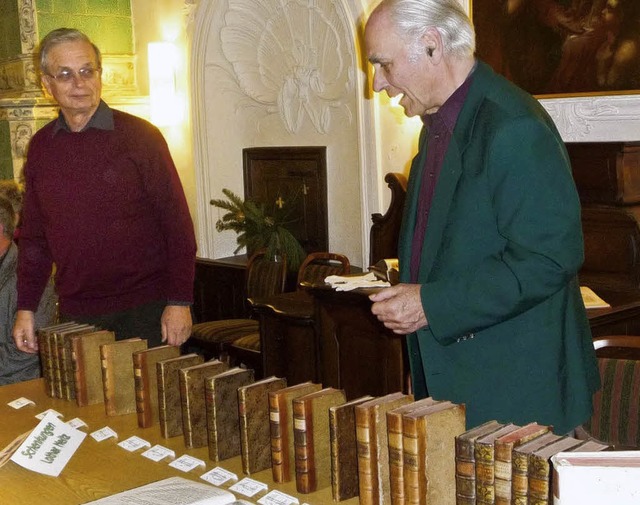 Lothar Heitz (links) und Jrgen Mller...iothek, mit  den kostenbaren Bchern.   | Foto: Barbara Odricch-Rees