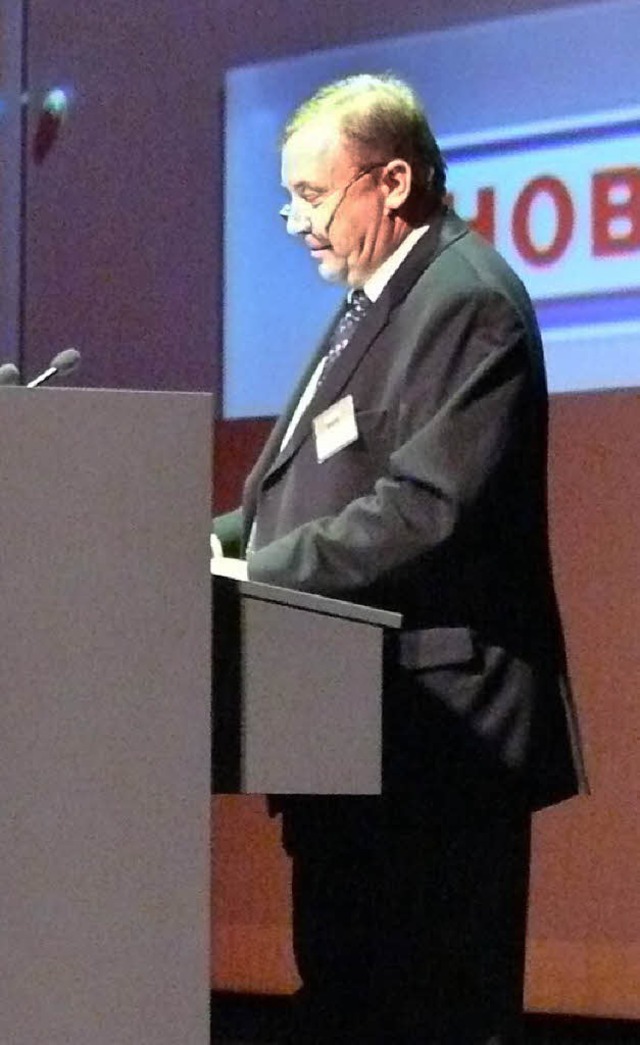 Ralf Hbner bei seiner Ansprache in der Oberrheinhalle.   | Foto: Hobart