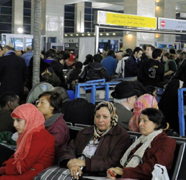 Menschen in Kairos Flughafen warten auf den Abflug.  | Foto: afp