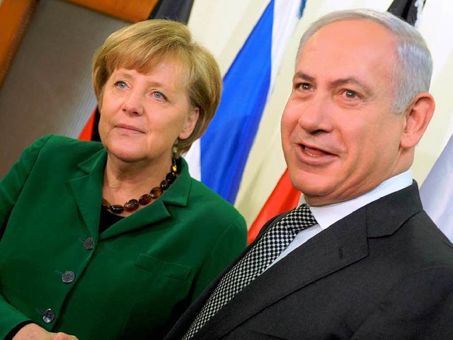 er israelische Ministerprsident Benja...mpfngt Bundeskanzlerin Angela Merkel.  | Foto: dpa
