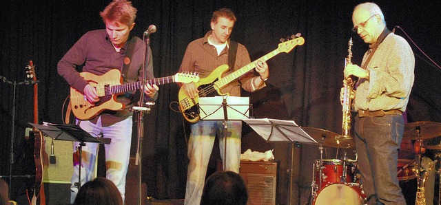 Ingmar Winkler (links) mit seinen Musi...uf der Bhne im Denzlinger Rocca-Saal   | Foto: Axel Drber