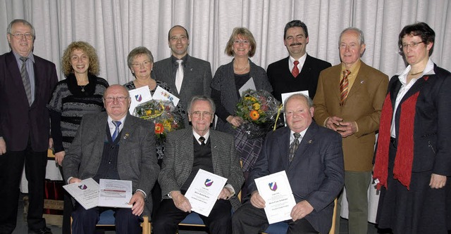 Bei der Jahresfeier der Amicitia Kaise...hm sie  mit Joachim Linde (links) vor.  | Foto: Roland Vitt