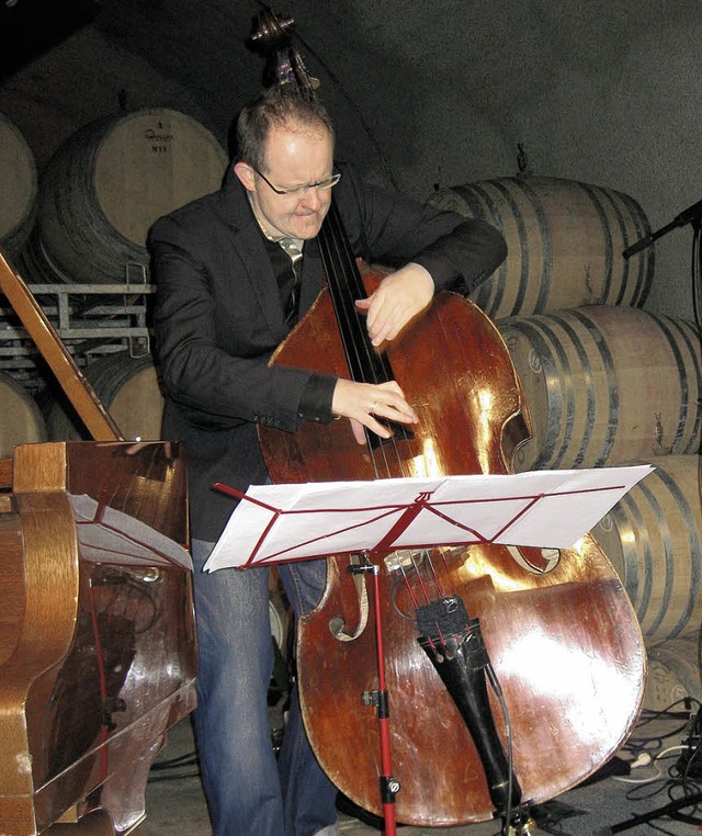 Mitreiende Musik: Der   Jazzbassist D...;Schwarzen Adler&#8220; in Oberbergen.  | Foto: reiner kobe