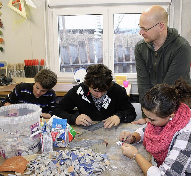 Mit Rat und Tat steht Architekt Christ...lichen beim Mosaikworkshop zur Seite.   | Foto: HannaH Klusmann