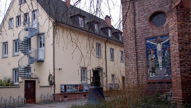 Das Pfarreiheim neben der Bonifatiuski...t einem erheblichen Sanierungsbedarf.   | Foto: sabine Ehrentreich