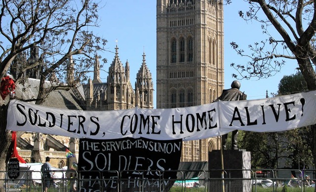 Ein Banner hngt vor den britischen Pa...campieren dort schon fnf Jahre lang.   | Foto: dpa