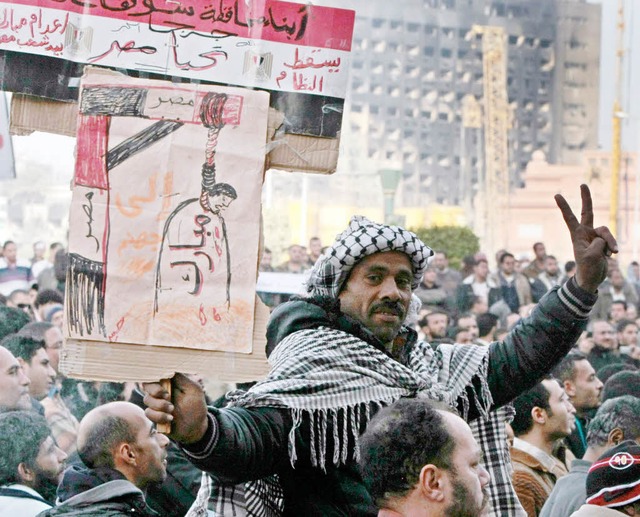 Mubarak soll gehenkt werden: Das ist die Botschaft dieser Demonstranten.    | Foto: DPA