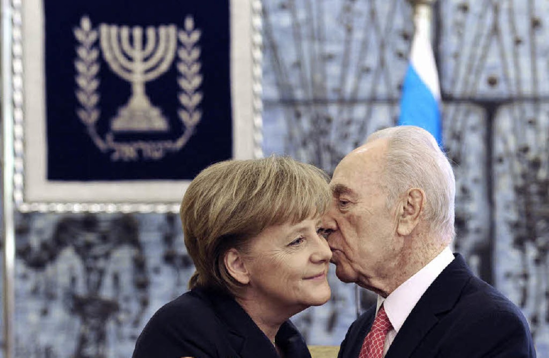 Präsident Schimon Peres begrüßt Kanzlerin  Angela Merkel.    | Foto: AFP