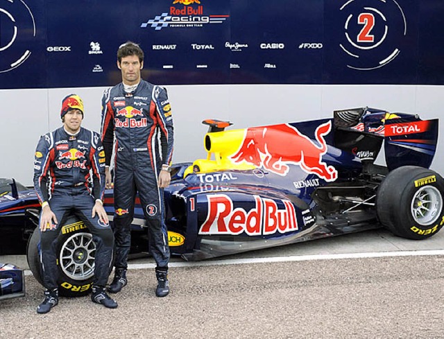 Vettel (links) und Webber vor ihrem neuen Dienstwagen.   | Foto: afp