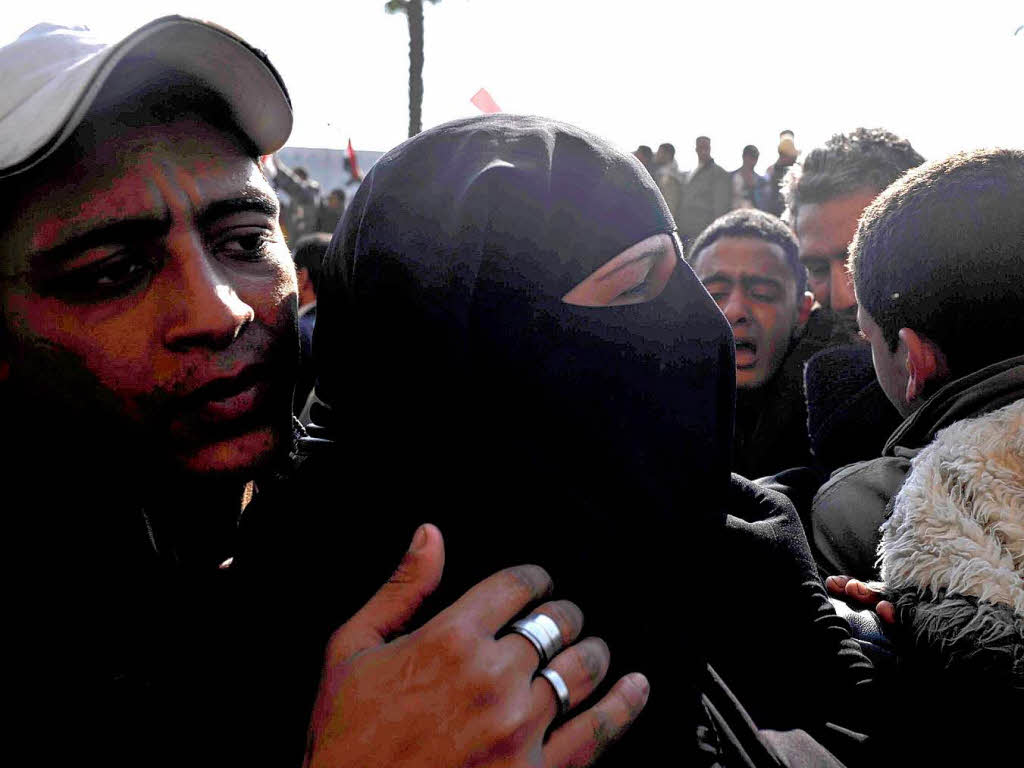 Die Unruhen gehen weiter: In Kairo lieferten sich Gegner und Anhnger von Mubarak gewaltsame Auseinandersetzungen, bei denen mehrere Menschen verletzt wurden.