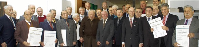 Sie sind 60, 50 oder 40 Jahre Meister ...en Goldenen Meisterbrief ausgehndigt.  | Foto: Gerda Oswald