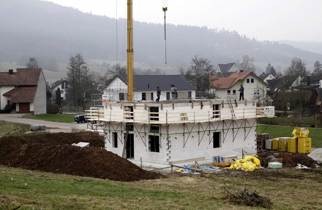 Ein Haus wird im Seelbacher  Neubaugeb...d das dahinter bereits bezogen wurde.   | Foto: christoph breithaupt