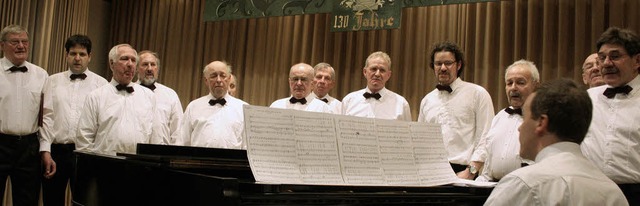 Chorleiter Harald Dringenberg begleite...ergesangsverein Norsingen am Klavier.   | Foto: Michael Saurer