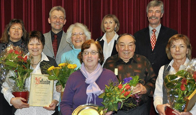 Sie haben sich um den Gesangverein Feu...aluk, Annette Dei und  Harald Winer.  | Foto: Ilse Winer