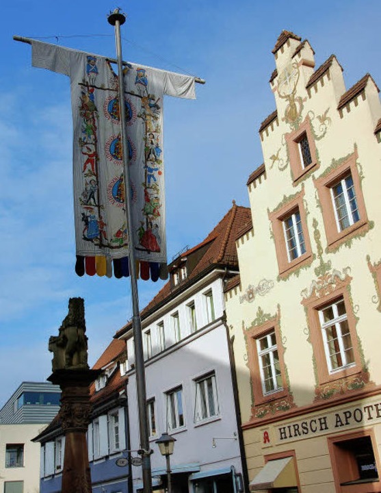 Die schöne Fahne der Althistorischen N...ft beherrscht zurzeit den Fischmarkt.   | Foto: Helmut Seller