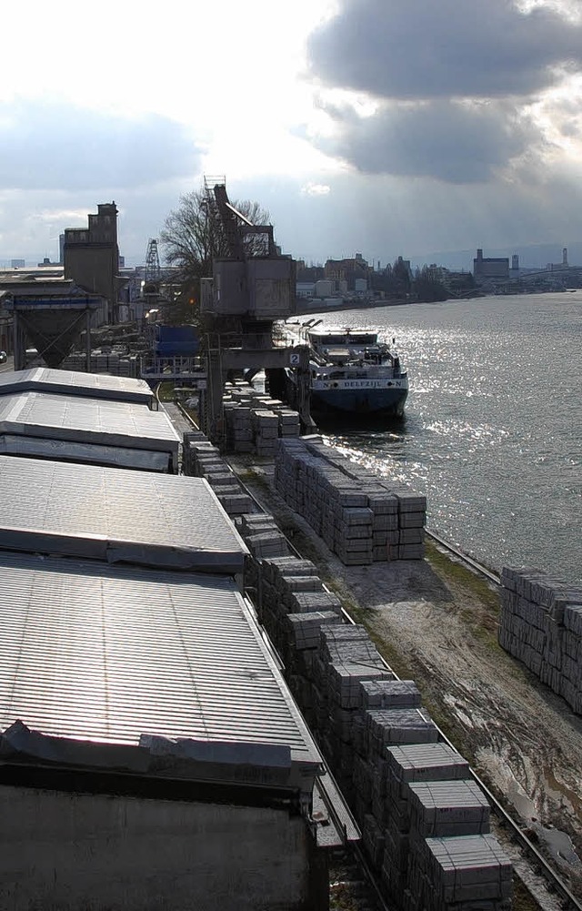 Hafendirektor  Msch sieht in den Pln... Ergnzung fr den Weiler Rheinhafen.   | Foto: Frey