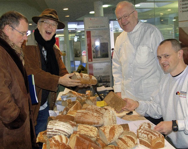 So ein gutes Brot: Obermeister Martin ...bei der Brotprfung in der Sparkasse.   | Foto: Umiger