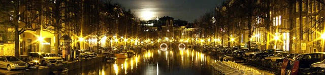 Amsterdam bei Nacht: Die Lichter der Stadt spiegeln sich in einer Gracht.   | Foto: photocase.de/gabs0110Die