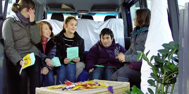 Claudia Hewel (rechts) von der Diakoni...t Schler zu ihrem Freizeitverhalten.   | Foto: Mnch