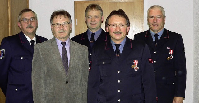 Kreisbrandmeister Carlo Rieth und Brg...r-Ehrenzeichen in Silber (von links).   | Foto: Kurt Meier