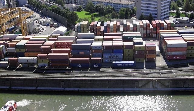 Der Containerbetrieb in den Basler Rheinhfen boomt.   | Foto: Drescher